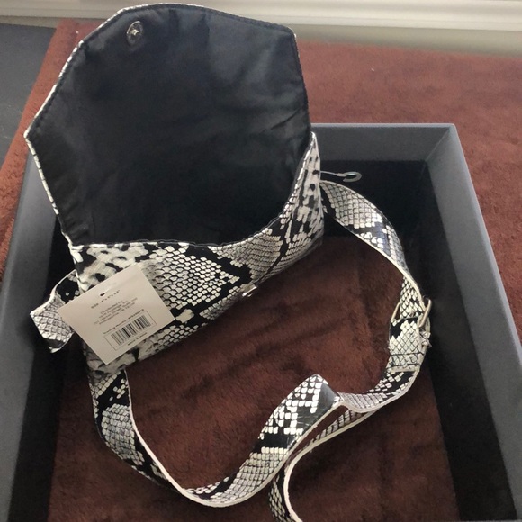 # 29 So Cute Snake Print Fannypac - Picture 1 of 5